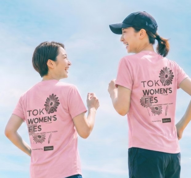 Tシャツを着て走る参加者