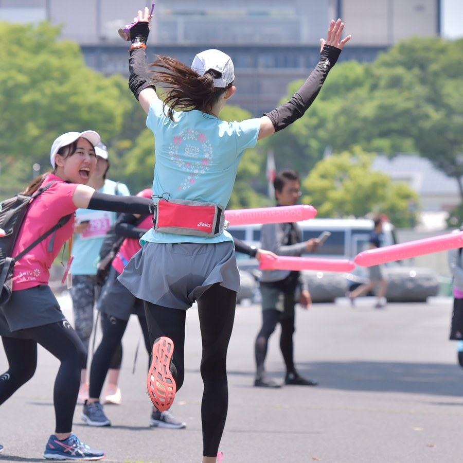 ゴールテープを駆け抜けるランナー