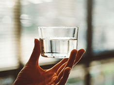 水とダイエットの関係性やおすすめの種類・飲み方を解説